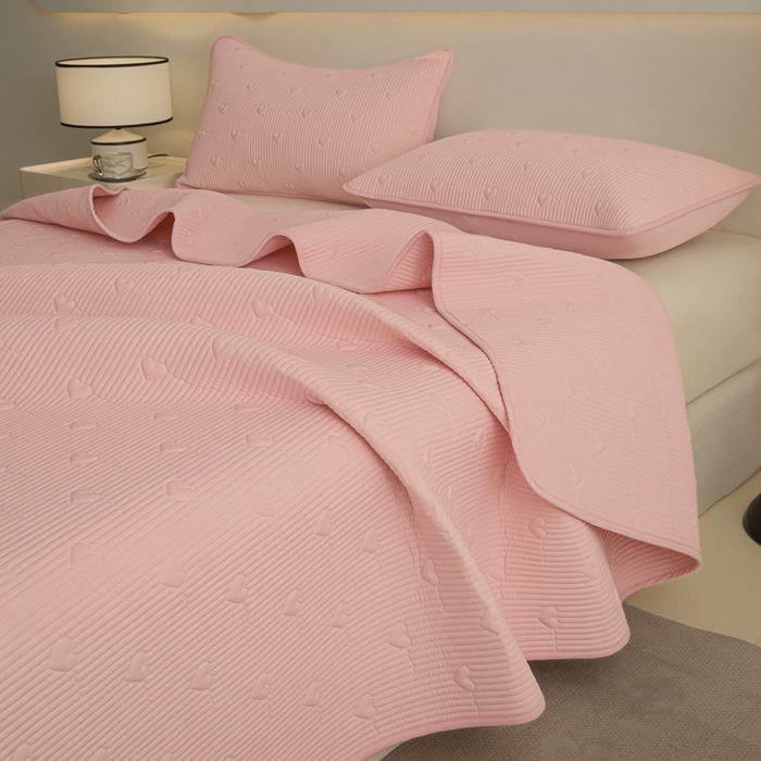 91家纺网 家纺一手货源 找家纺 芬晴家纺 2025新款A类全棉水洗棉床盖-心欢系列-遇见系列 心欢-嫩粉