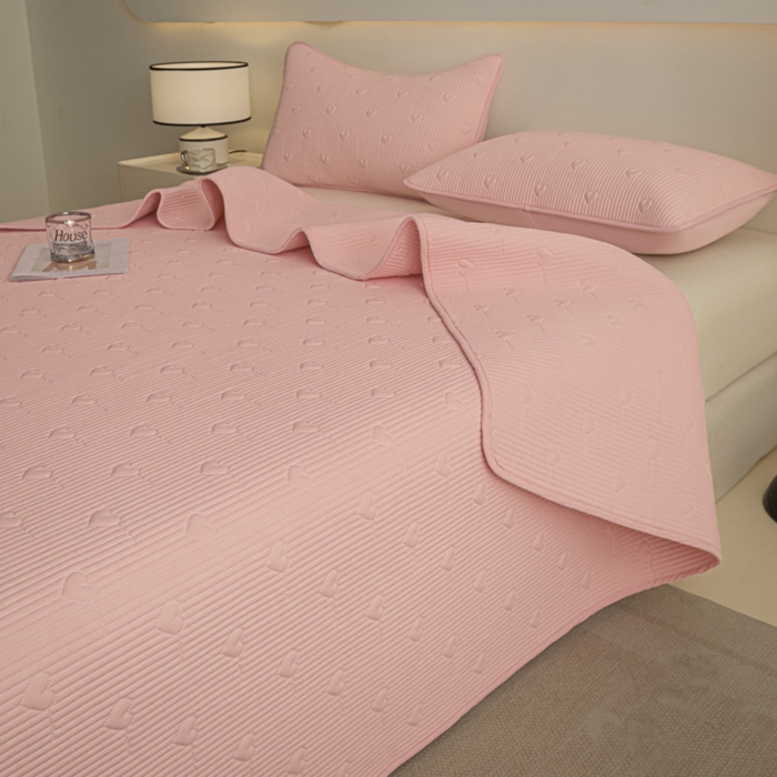 91家纺网 家纺一手货源 找家纺 芬晴家纺 2025新款A类全棉水洗棉床盖-心欢系列-遇见系列 心欢-嫩粉