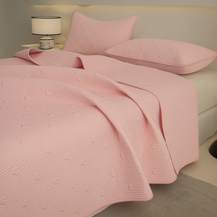 91家纺网 家纺一手货源 找家纺 芬晴家纺 2025新款A类全棉水洗棉床盖-心欢系列-遇见系列 心欢-嫩粉