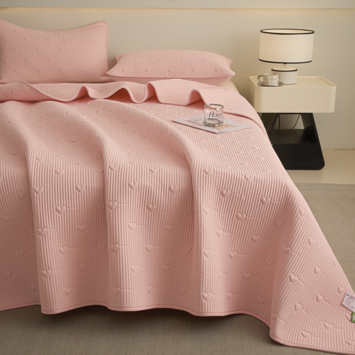 91家纺网 家纺一手货源 找家纺 芬晴家纺 2025新款A类全棉水洗棉床盖-心欢系列-遇见系列 心欢-嫩粉