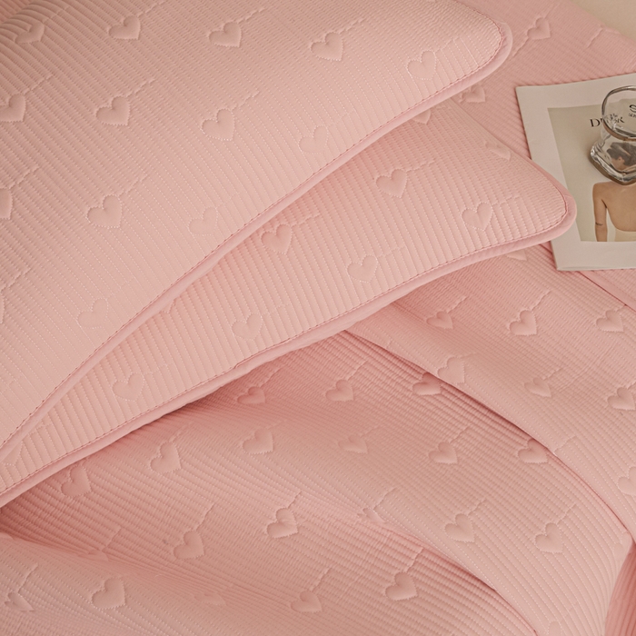 91家纺网 家纺一手货源 找家纺 芬晴家纺 2025新款A类全棉水洗棉床盖-心欢系列-遇见系列 心欢-嫩粉