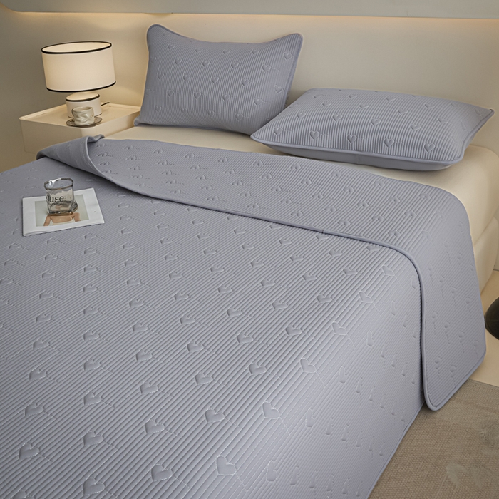 91家纺网 家纺一手货源 找家纺 芬晴家纺 2025新款A类全棉水洗棉床盖-心欢系列-遇见系列 心欢-浅灰