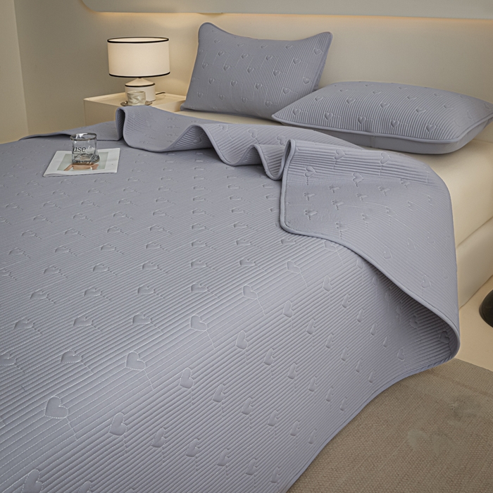 91家纺网 家纺一手货源 找家纺 芬晴家纺 2025新款A类全棉水洗棉床盖-心欢系列-遇见系列 心欢-浅灰