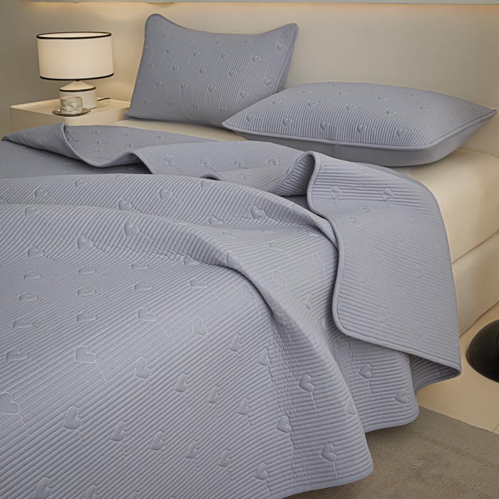 91家纺网 家纺一手货源 找家纺 芬晴家纺 2025新款A类全棉水洗棉床盖-心欢系列-遇见系列 心欢-浅灰