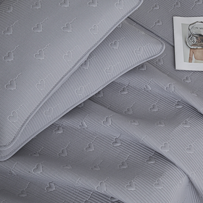 91家纺网 家纺一手货源 找家纺 芬晴家纺 2025新款A类全棉水洗棉床盖-心欢系列-遇见系列 心欢-浅灰