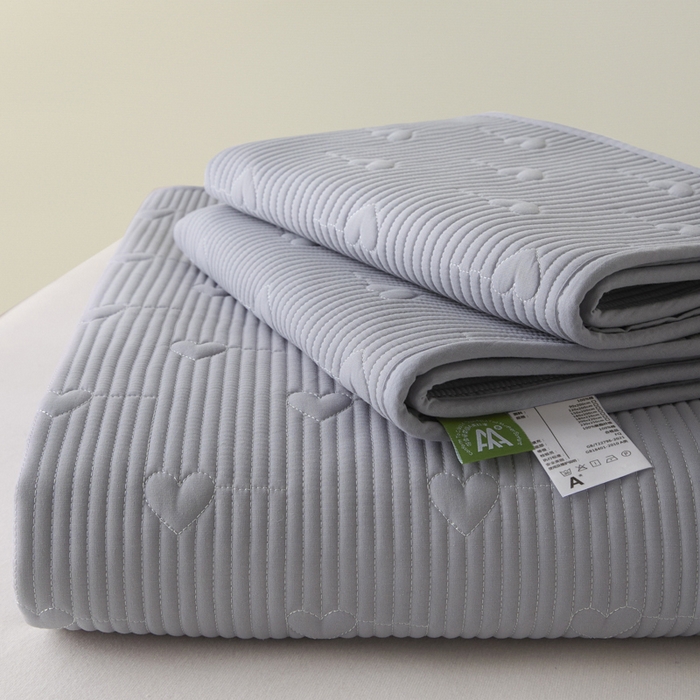 91家纺网 家纺一手货源 找家纺 芬晴家纺 2025新款A类全棉水洗棉床盖-心欢系列-遇见系列 心欢-浅灰