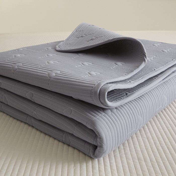 91家纺网 家纺一手货源 找家纺 芬晴家纺 2025新款A类全棉水洗棉床盖-心欢系列-遇见系列 心欢-浅灰