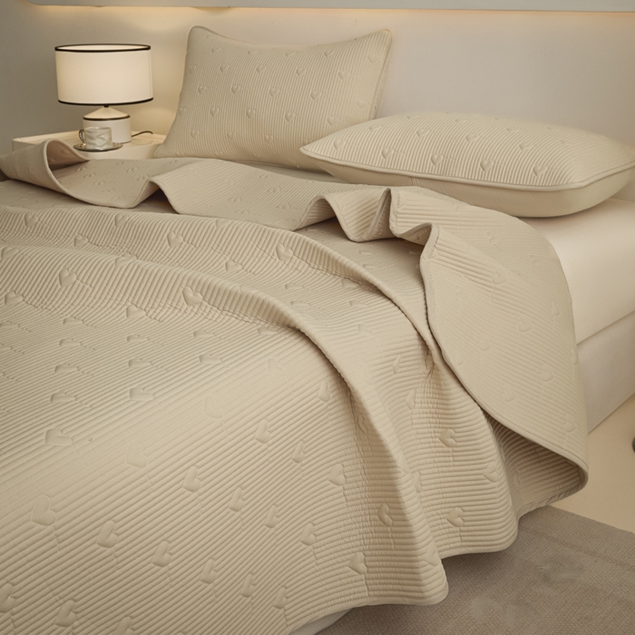 91家纺网 家纺一手货源 找家纺 芬晴家纺 2025新款A类全棉水洗棉床盖-心欢系列-遇见系列 心欢-浅卡