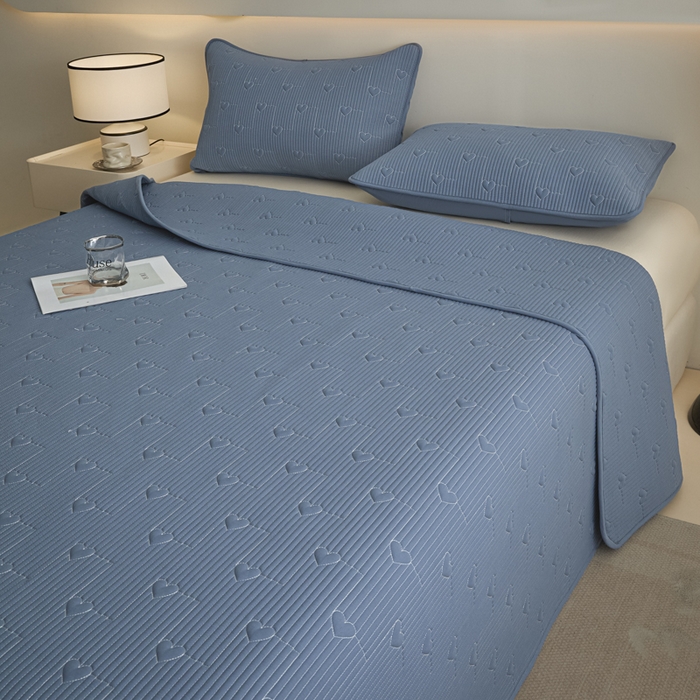 91家纺网 家纺一手货源 找家纺 芬晴家纺 2025新款A类全棉水洗棉床盖-心欢系列-遇见系列 心欢-雾蓝