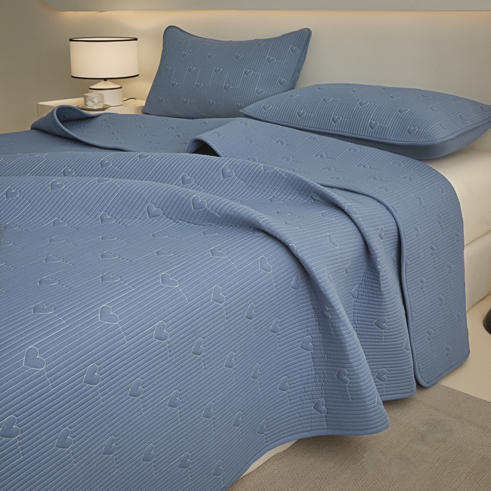 91家纺网 家纺一手货源 找家纺 芬晴家纺 2025新款A类全棉水洗棉床盖-心欢系列-遇见系列 心欢-雾蓝