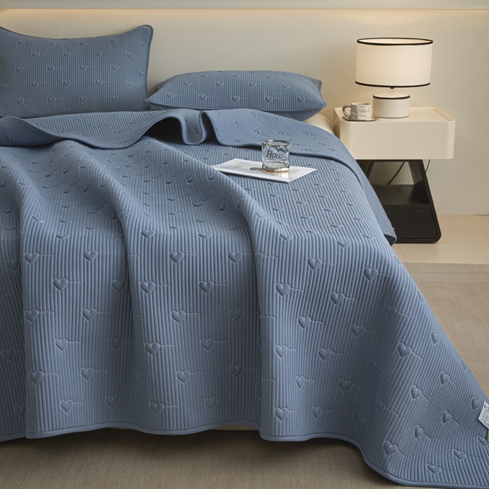 91家纺网 家纺一手货源 找家纺 芬晴家纺 2025新款A类全棉水洗棉床盖-心欢系列-遇见系列 心欢-雾蓝