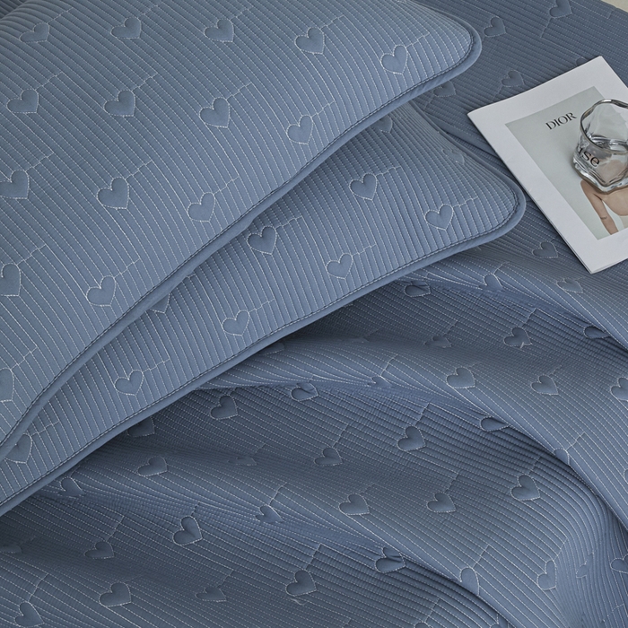 91家纺网 家纺一手货源 找家纺 芬晴家纺 2025新款A类全棉水洗棉床盖-心欢系列-遇见系列 心欢-雾蓝