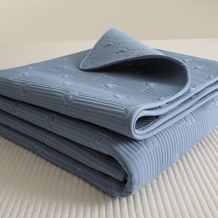 91家纺网 家纺一手货源 找家纺 芬晴家纺 2025新款A类全棉水洗棉床盖-心欢系列-遇见系列 心欢-雾蓝