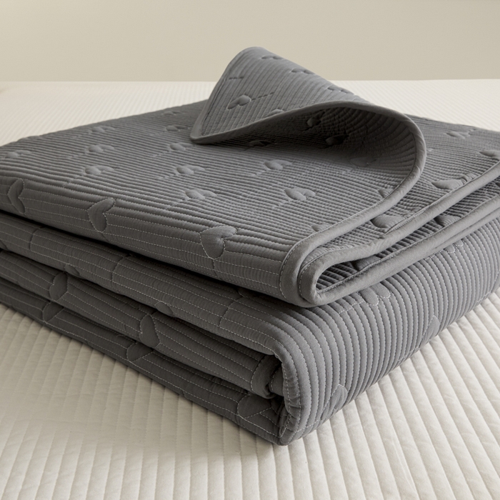 91家纺网 家纺一手货源 找家纺 芬晴家纺 2025新款A类全棉水洗棉床盖-心欢系列-遇见系列 心欢-岩灰