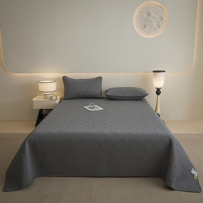 91家纺网 家纺一手货源 找家纺 芬晴家纺 2025新款A类全棉水洗棉床盖-心欢系列-遇见系列 心欢-岩灰