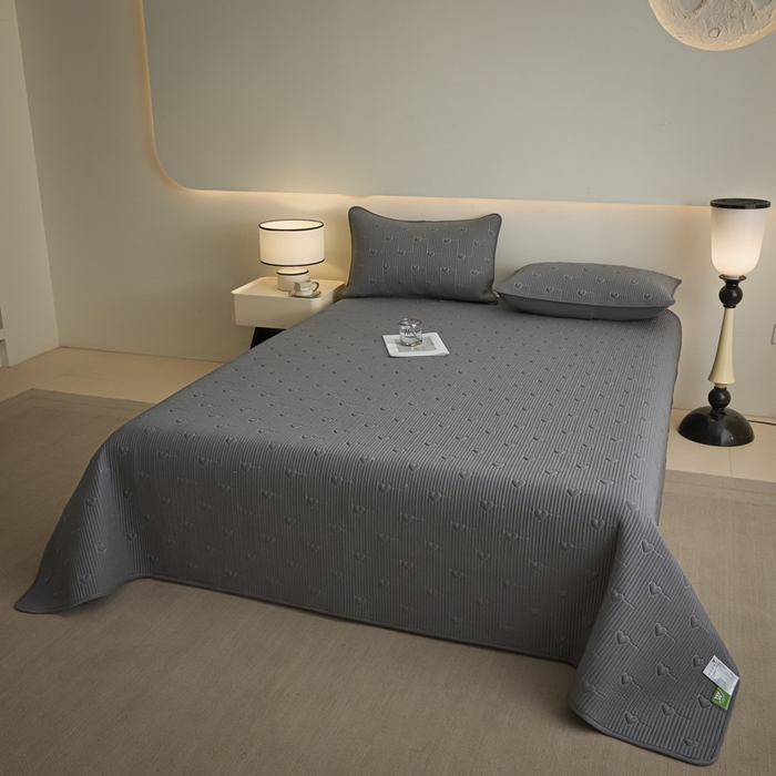 91家纺网 家纺一手货源 找家纺 芬晴家纺 2025新款A类全棉水洗棉床盖-心欢系列-遇见系列 心欢-岩灰