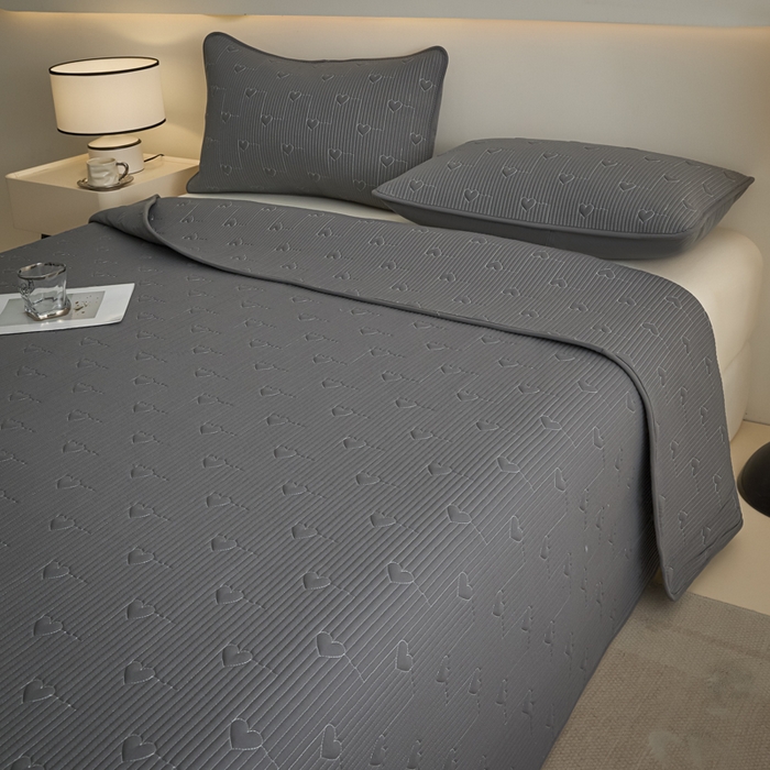 91家纺网 家纺一手货源 找家纺 芬晴家纺 2025新款A类全棉水洗棉床盖-心欢系列-遇见系列 心欢-岩灰