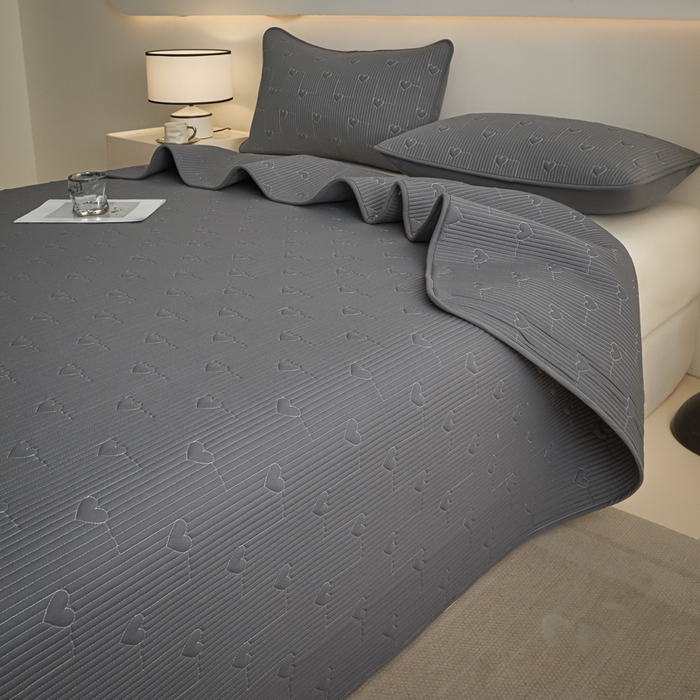 91家纺网 家纺一手货源 找家纺 芬晴家纺 2025新款A类全棉水洗棉床盖-心欢系列-遇见系列 心欢-岩灰