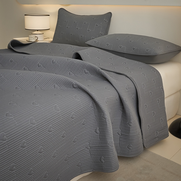 91家纺网 家纺一手货源 找家纺 芬晴家纺 2025新款A类全棉水洗棉床盖-心欢系列-遇见系列 心欢-岩灰