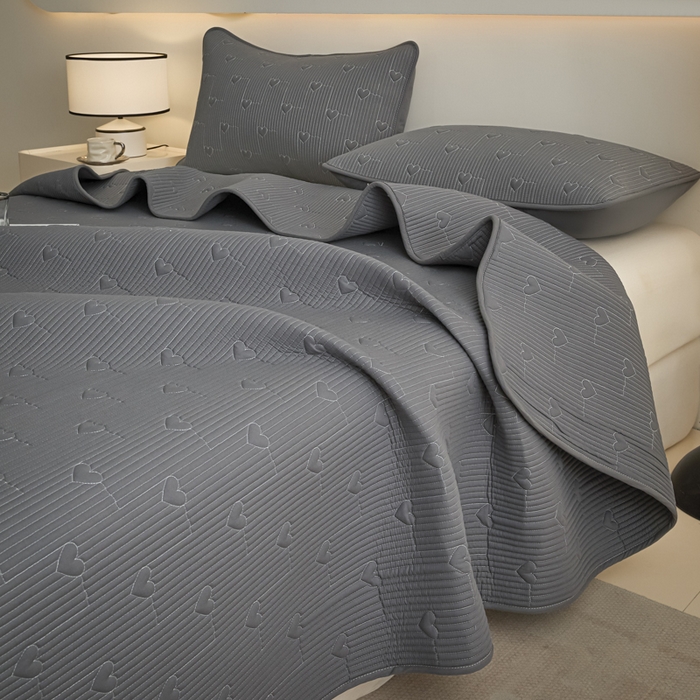 91家纺网 家纺一手货源 找家纺 芬晴家纺 2025新款A类全棉水洗棉床盖-心欢系列-遇见系列 心欢-岩灰