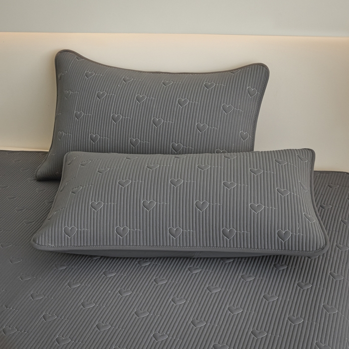 91家纺网 家纺一手货源 找家纺 芬晴家纺 2025新款A类全棉水洗棉床盖-心欢系列-遇见系列 心欢-岩灰