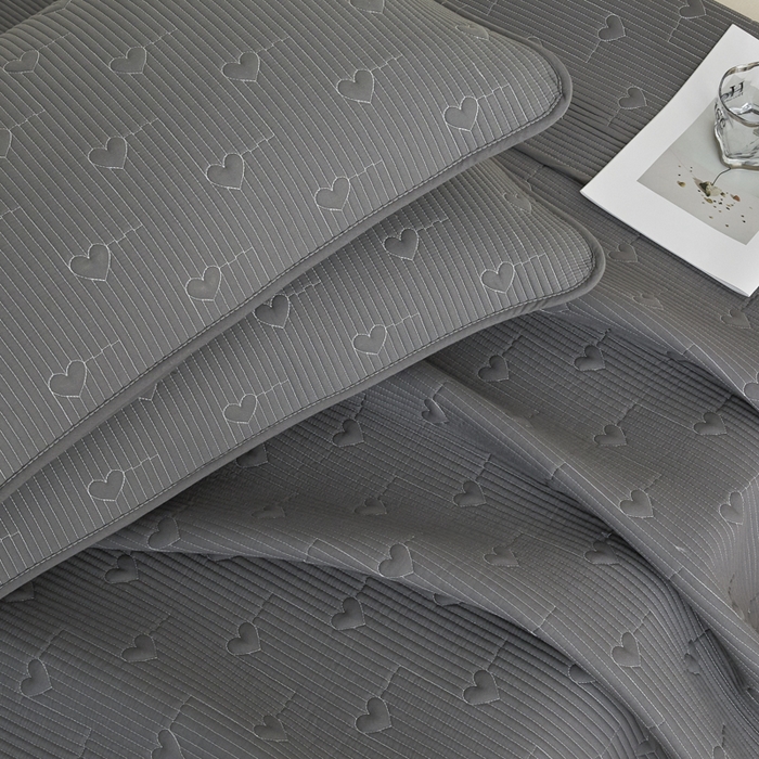 91家纺网 家纺一手货源 找家纺 芬晴家纺 2025新款A类全棉水洗棉床盖-心欢系列-遇见系列 心欢-岩灰