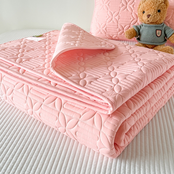 91家纺网 家纺一手货源 找家纺 芬晴家纺 2025新款A类全棉水洗棉床盖-心欢系列-遇见系列 依恋-嫩粉