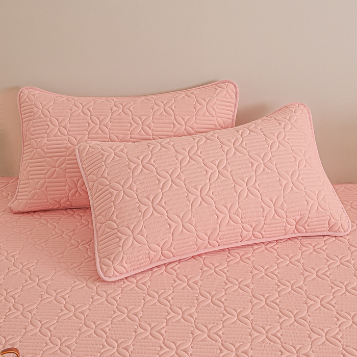 91家纺网 家纺一手货源 找家纺 芬晴家纺 2025新款A类全棉水洗棉床盖-心欢系列-遇见系列 依恋-嫩粉