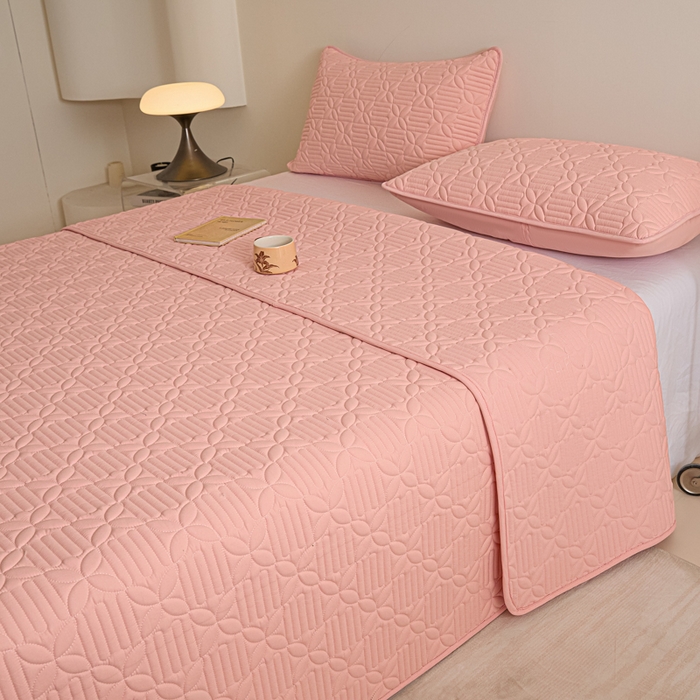 91家纺网 家纺一手货源 找家纺 芬晴家纺 2025新款A类全棉水洗棉床盖-心欢系列-遇见系列 依恋-嫩粉