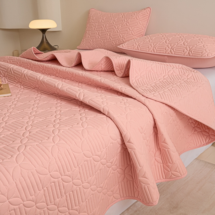 91家纺网 家纺一手货源 找家纺 芬晴家纺 2025新款A类全棉水洗棉床盖-心欢系列-遇见系列 依恋-嫩粉