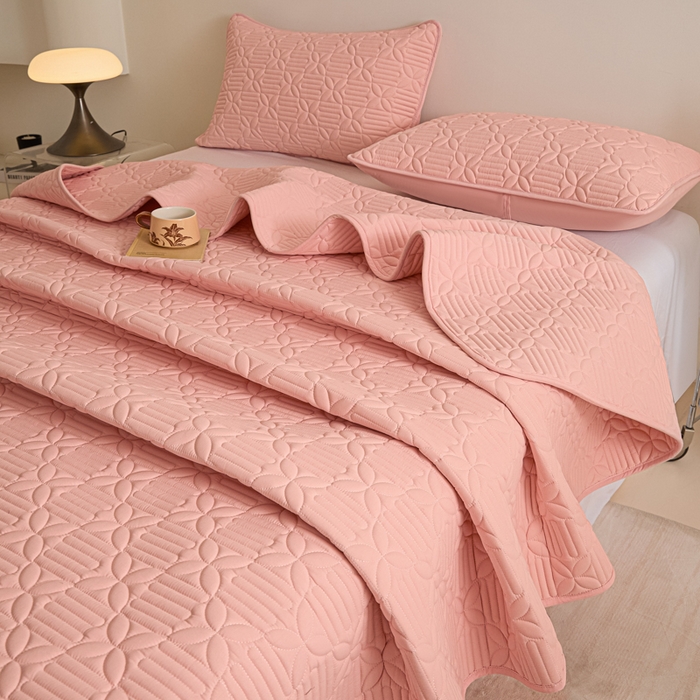 91家纺网 家纺一手货源 找家纺 芬晴家纺 2025新款A类全棉水洗棉床盖-心欢系列-遇见系列 依恋-嫩粉