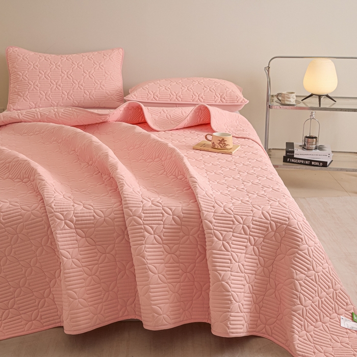 91家纺网 家纺一手货源 找家纺 芬晴家纺 2025新款A类全棉水洗棉床盖-心欢系列-遇见系列 依恋-嫩粉