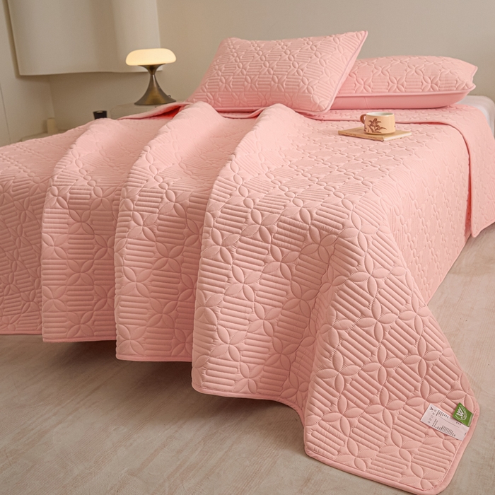 91家纺网 家纺一手货源 找家纺 芬晴家纺 2025新款A类全棉水洗棉床盖-心欢系列-遇见系列 依恋-嫩粉