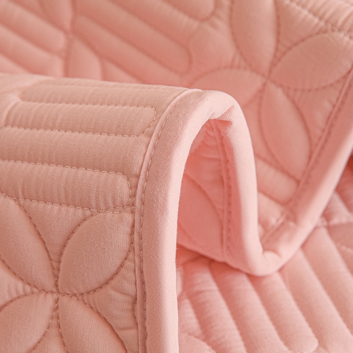 91家纺网 家纺一手货源 找家纺 芬晴家纺 2025新款A类全棉水洗棉床盖-心欢系列-遇见系列 依恋-嫩粉