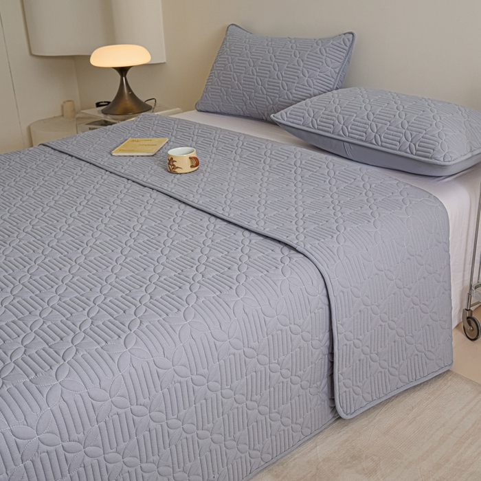 91家纺网 家纺一手货源 找家纺 芬晴家纺 2025新款A类全棉水洗棉床盖-心欢系列-遇见系列 依恋-浅灰