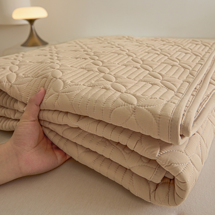 91家纺网 家纺一手货源 找家纺 芬晴家纺 2025新款A类全棉水洗棉床盖-心欢系列-遇见系列 依恋-浅卡