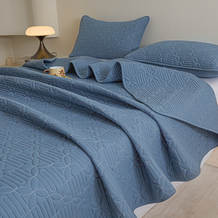 91家纺网 家纺一手货源 找家纺 芬晴家纺 2025新款A类全棉水洗棉床盖-心欢系列-遇见系列 依恋-雾蓝