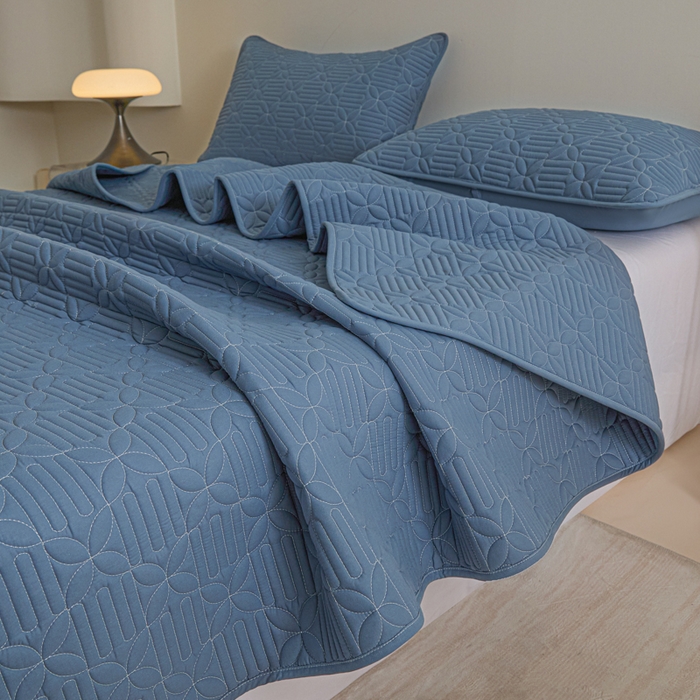 91家纺网 家纺一手货源 找家纺 芬晴家纺 2025新款A类全棉水洗棉床盖-心欢系列-遇见系列 依恋-雾蓝