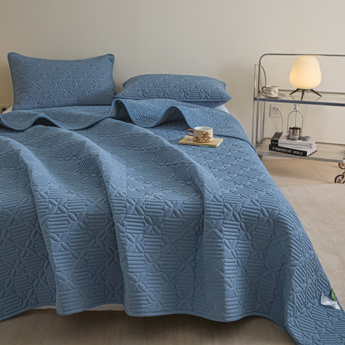 91家纺网 家纺一手货源 找家纺 芬晴家纺 2025新款A类全棉水洗棉床盖-心欢系列-遇见系列 依恋-雾蓝