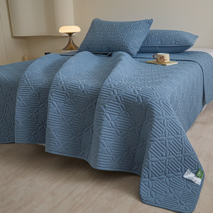 91家纺网 家纺一手货源 找家纺 芬晴家纺 2025新款A类全棉水洗棉床盖-心欢系列-遇见系列 依恋-雾蓝