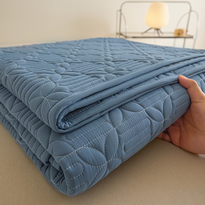 91家纺网 家纺一手货源 找家纺 芬晴家纺 2025新款A类全棉水洗棉床盖-心欢系列-遇见系列 依恋-雾蓝