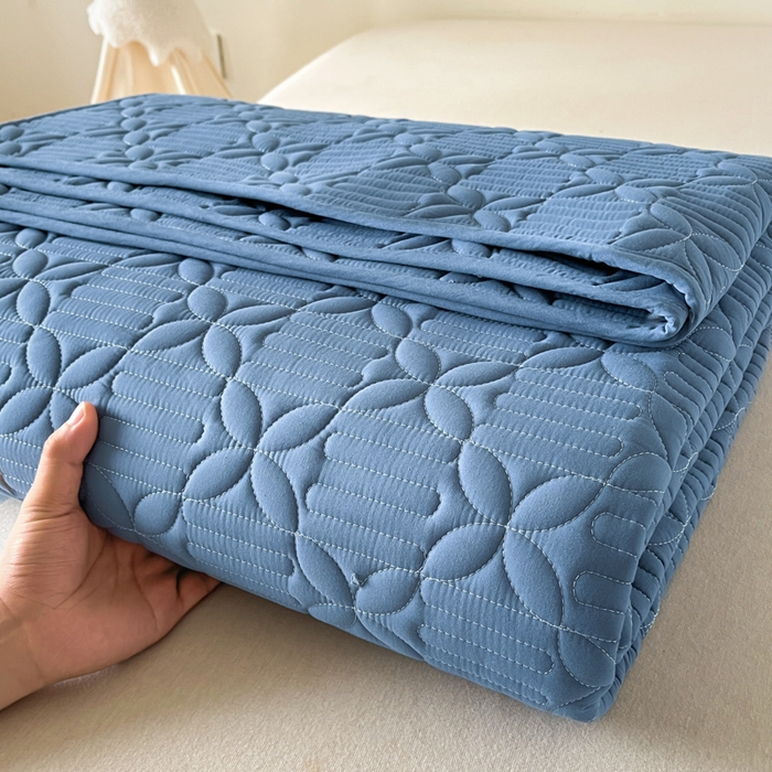 91家纺网 家纺一手货源 找家纺 芬晴家纺 2025新款A类全棉水洗棉床盖-心欢系列-遇见系列 依恋-雾蓝