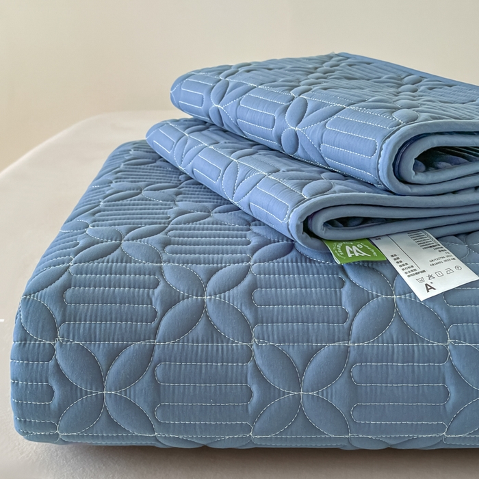 91家纺网 家纺一手货源 找家纺 芬晴家纺 2025新款A类全棉水洗棉床盖-心欢系列-遇见系列 依恋-雾蓝