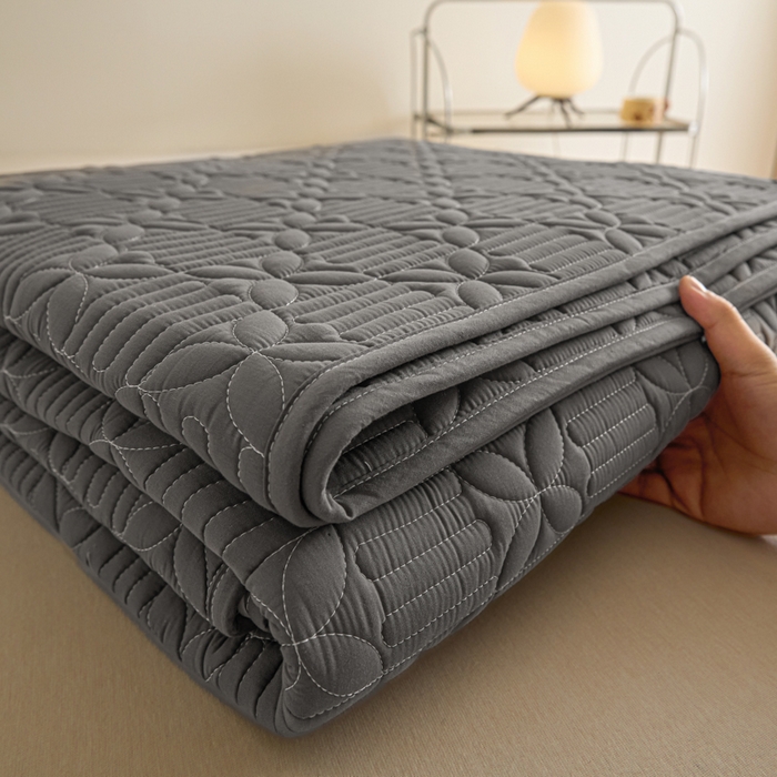 91家纺网 家纺一手货源 找家纺 芬晴家纺 2025新款A类全棉水洗棉床盖-心欢系列-遇见系列 依恋-岩灰