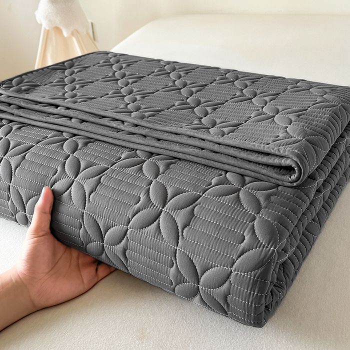 91家纺网 家纺一手货源 找家纺 芬晴家纺 2025新款A类全棉水洗棉床盖-心欢系列-遇见系列 依恋-岩灰