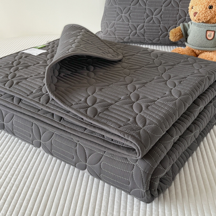 91家纺网 家纺一手货源 找家纺 芬晴家纺 2025新款A类全棉水洗棉床盖-心欢系列-遇见系列 依恋-岩灰