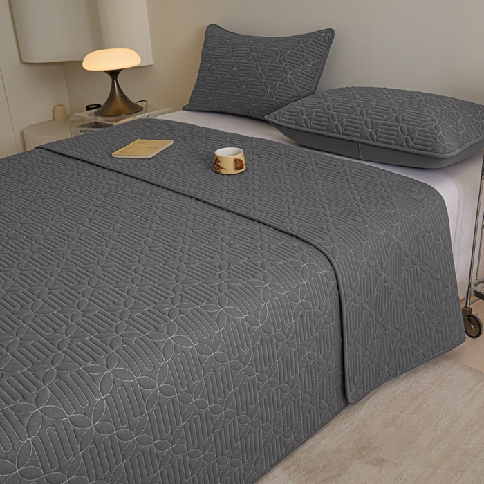 91家纺网 家纺一手货源 找家纺 芬晴家纺 2025新款A类全棉水洗棉床盖-心欢系列-遇见系列 依恋-岩灰