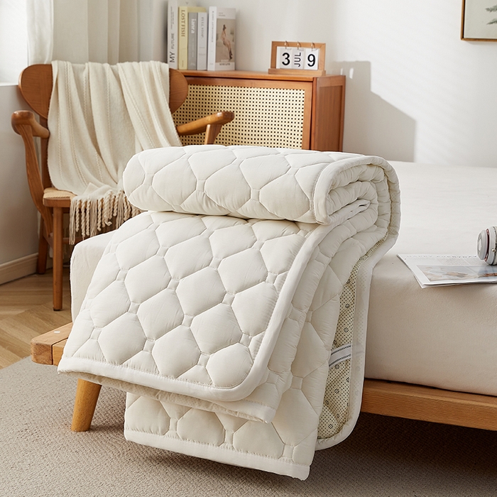 91家纺网 家纺一手货源 找家纺 卓越家纺 2025新款A类全棉夹棉床护垫 奶白