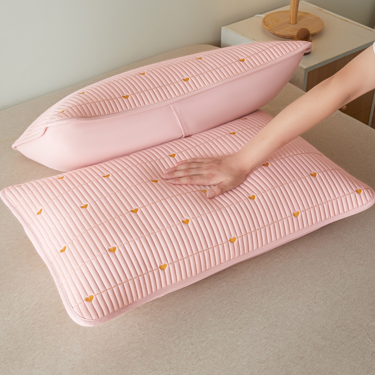 91家纺网 家纺一手货源 找家纺 芬晴家纺 2025新款防水枕套-繁星-爱心-简爱-空间 爱心-豆沙粉