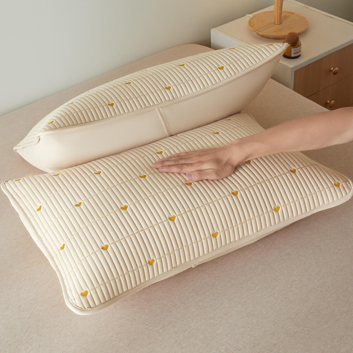 91家纺网 家纺一手货源 找家纺 芬晴家纺 2025新款防水枕套-繁星-爱心-简爱-空间 爱心-卡其